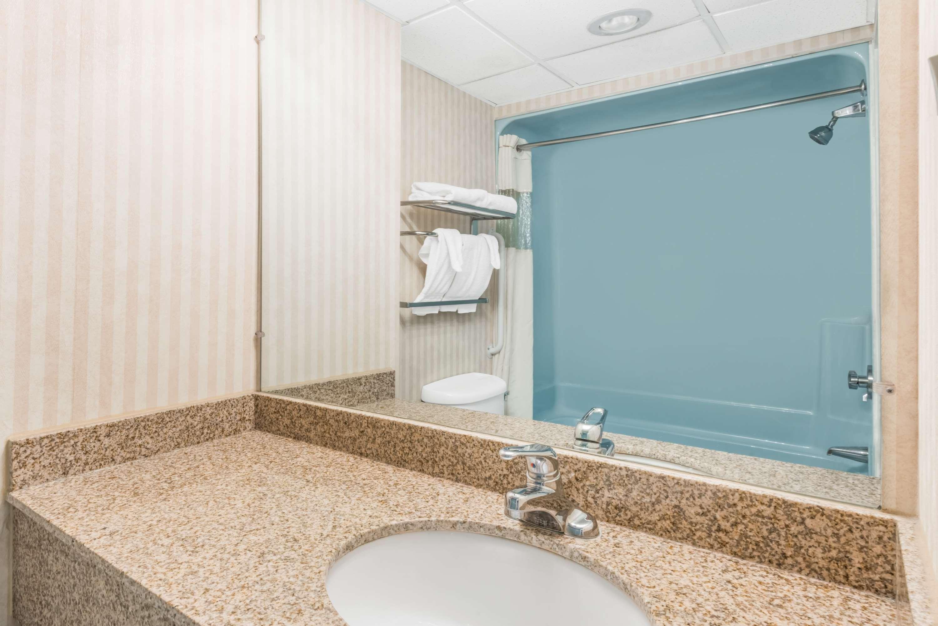 Howard Johnson By Wyndham Gillette Exteriör bild